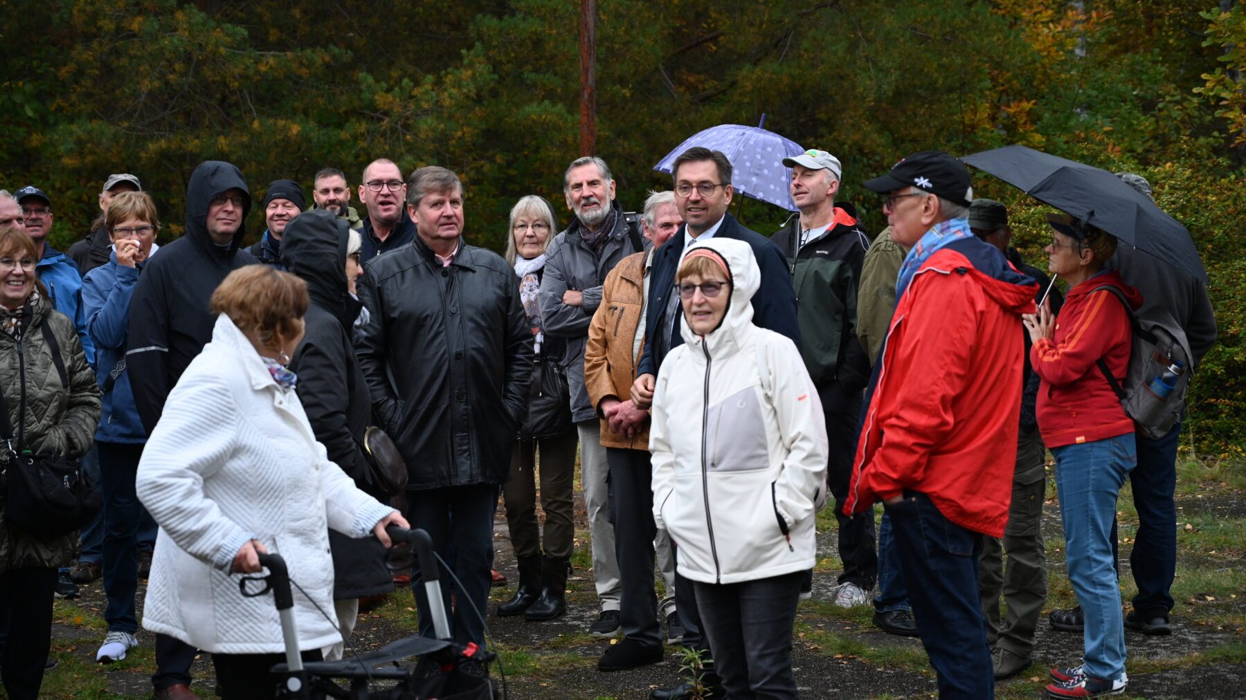 Foto einer Menschengruppe im Regen.
