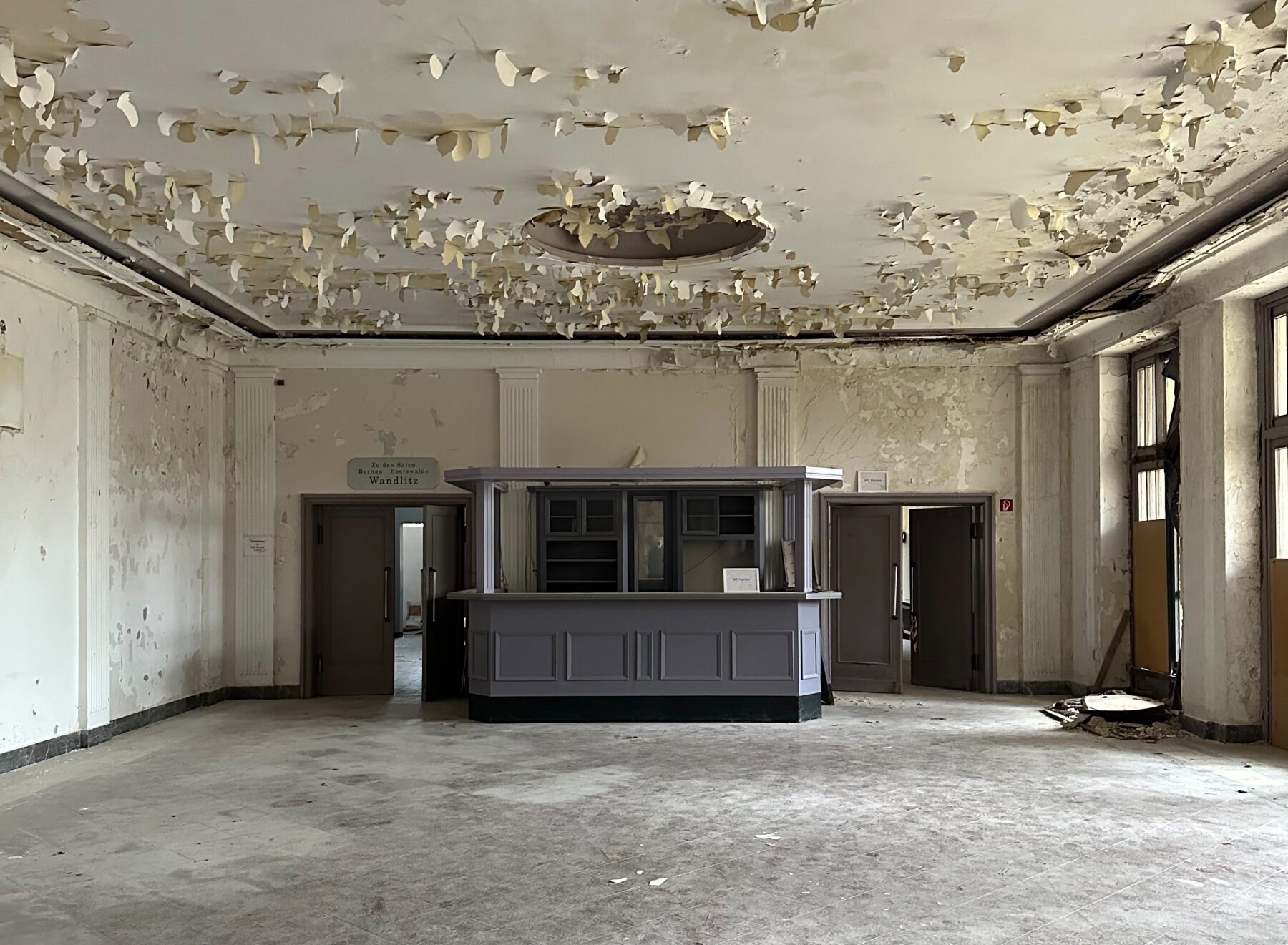 Vorraum Kulturhaus mit Empfangstresen