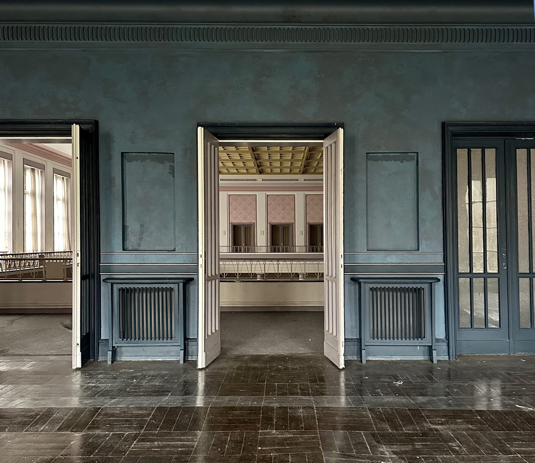 Blick durch die offenen Türen in das Foyer des Kulturhauses